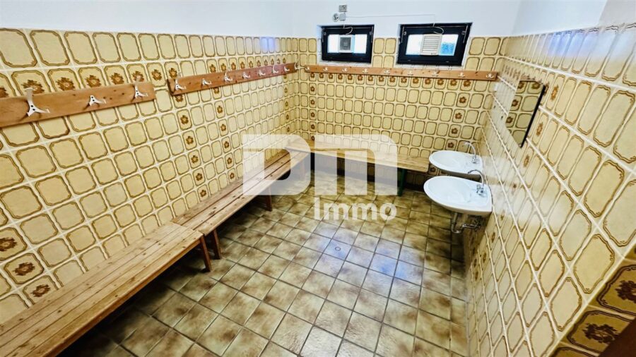 Imposante Tennishalle/ Komplex mit Gastronomie und Wohneinheit - Umkleidekabinen EG